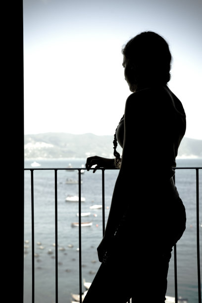 从阳台往外看。图片下载