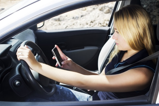 开车时用手机的女人图片下载