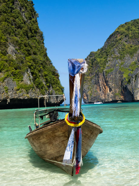 泰国玛雅湾的传统长尾船图片下载