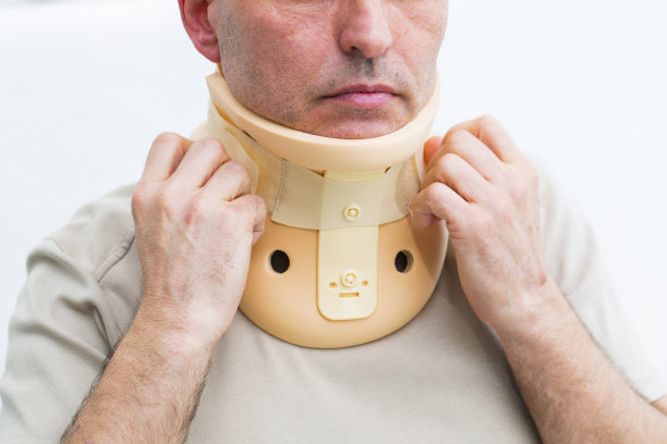 颈椎损伤后佩戴颈托的男子图片下载