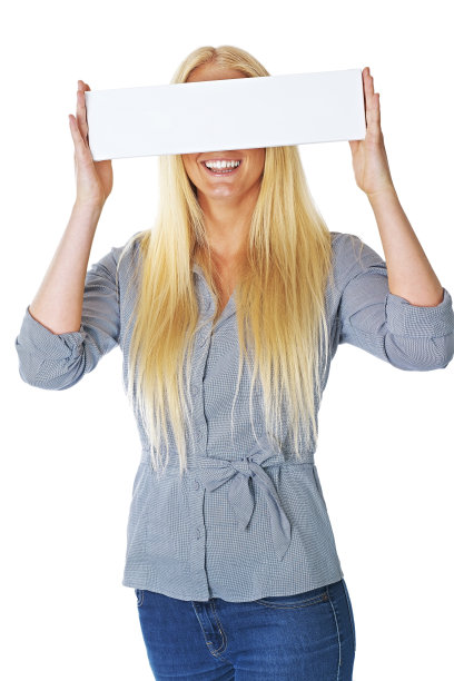 笑着的美女用木板挡住了脸图片下载