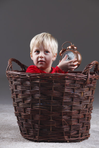 篮子里装着钟的男孩图片下载