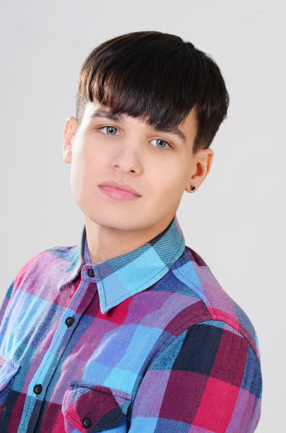 英俊的高加索休闲少年与深色头发在工作室拍摄图片下载