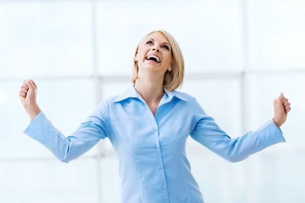 狂喜的商业女性。图片下载