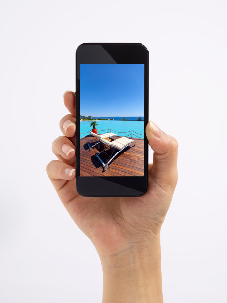 手拿智能手机显示游泳池的图像图片下载