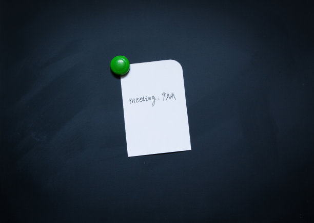 黑板上有会议信息和图钉的便笺纸图片下载