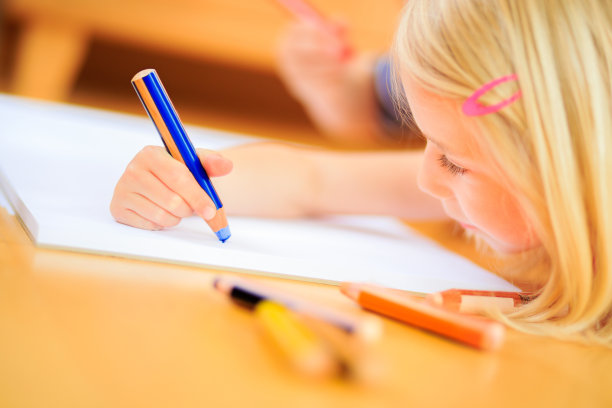 一个女孩用蜡笔画的特写图片下载