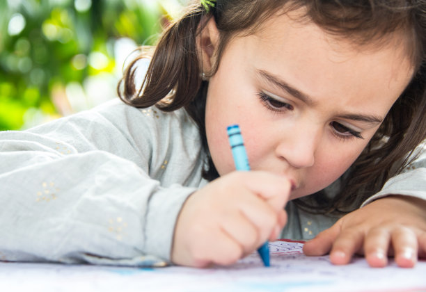 小女孩在外面用蜡笔画画图片下载