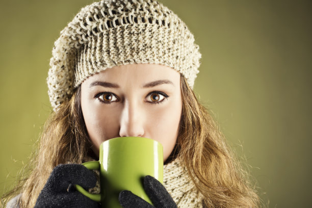 喝着咖啡的冬日女孩图片下载