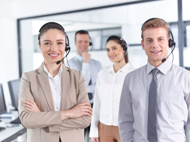 办公室里一群快乐的呼叫中心工作人员图片下载