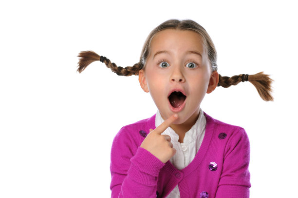 可爱的女孩与翻起辫子她有惊讶的表情图片下载