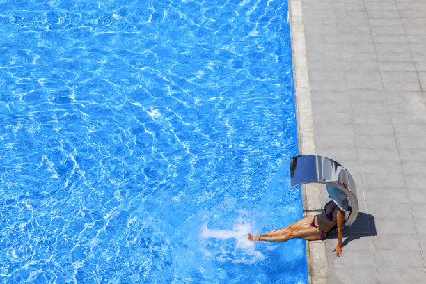 在度假胜地的游泳池里放松的女人图片下载