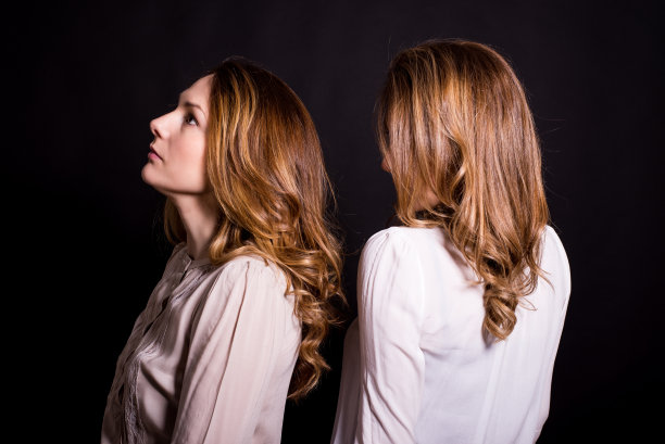 两个美丽的年轻女人的侧面图片下载