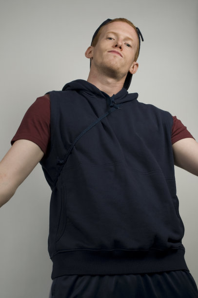 穿着运动服的年轻人。图片下载