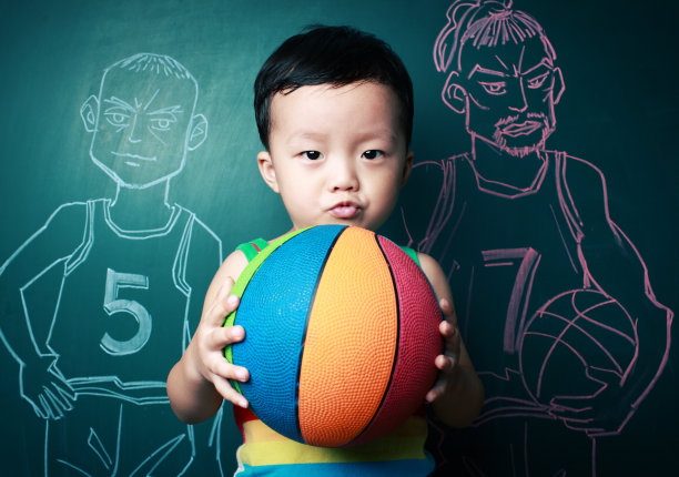 可爱的小男孩在打篮球图片下载