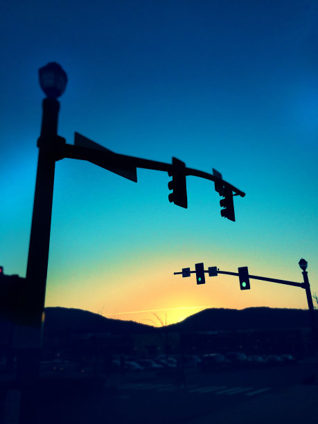 日落背景下的路灯交叉口图片下载