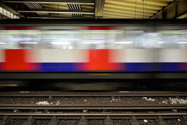 从侧面看灯火通明的彩色地铁列车图片下载