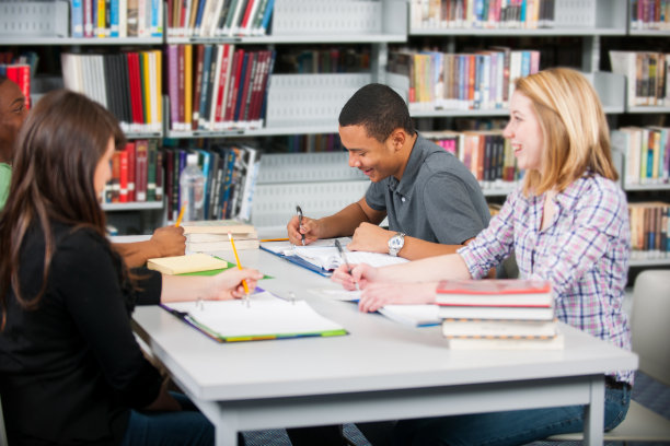 在学校做项目的青少年素材图片