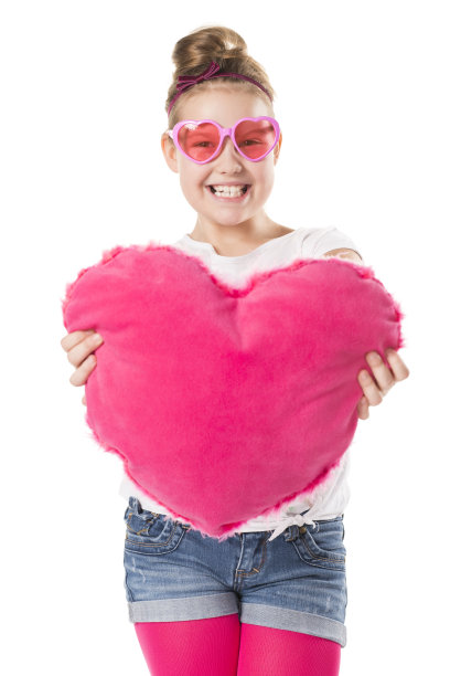 可爱的女孩抱着心脏图片下载