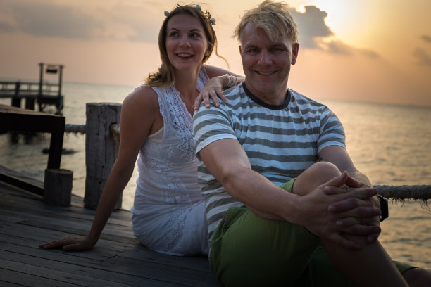 海滩上的幸福家庭图片下载