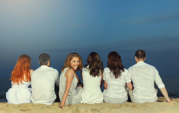 在海滩上伸出舌头图片下载