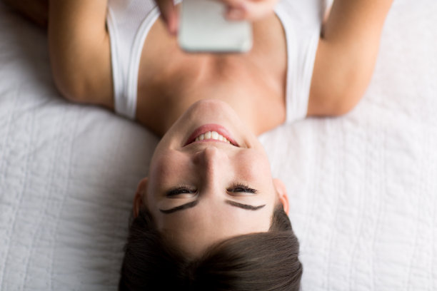 女人发短信的特写图片下载