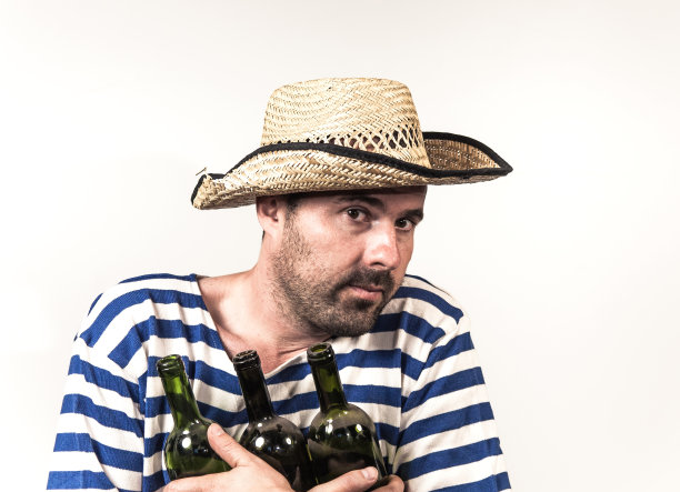 拿着酒瓶的醉水手图片下载