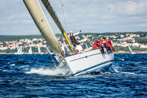 帆船赛期间帆船上的船员图片下载