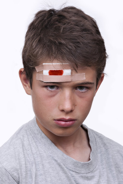 受伤的年轻人图片下载