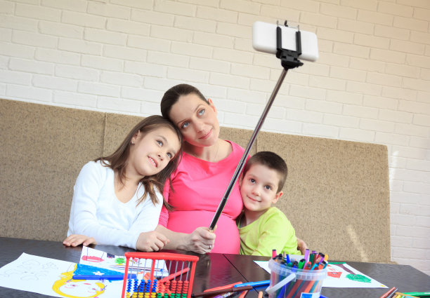 母亲和孩子在自拍图片下载