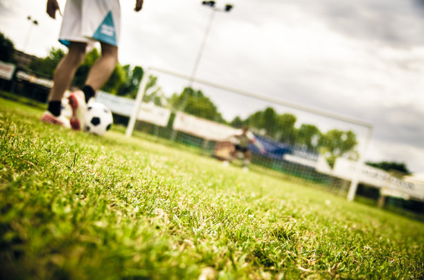 孩子踢足球的模糊照片图片下载