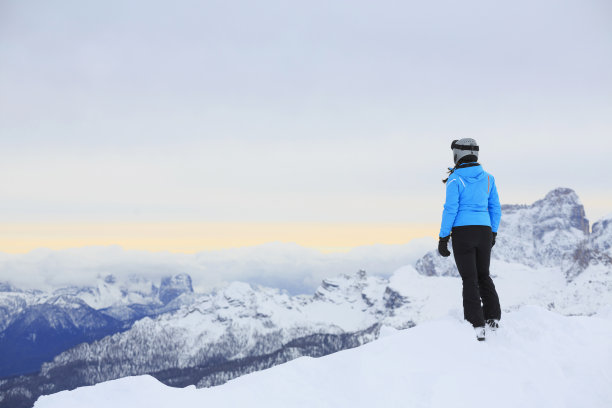 冬季肖像的一个女性滑雪者图片下载