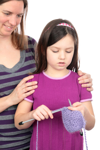 母亲教女儿织毛衣图片下载