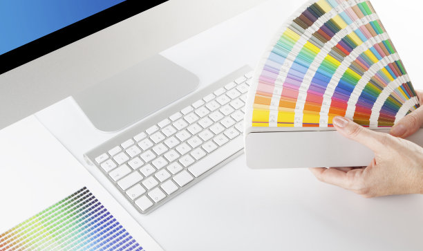 电脑和不同颜色的设计与色板图片下载