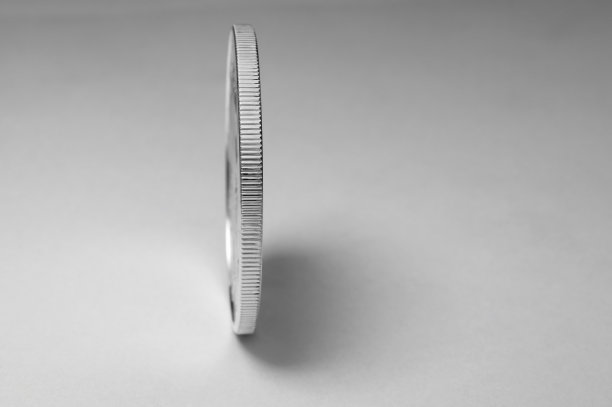 一枚银色硬币的边缘，平衡着图片下载