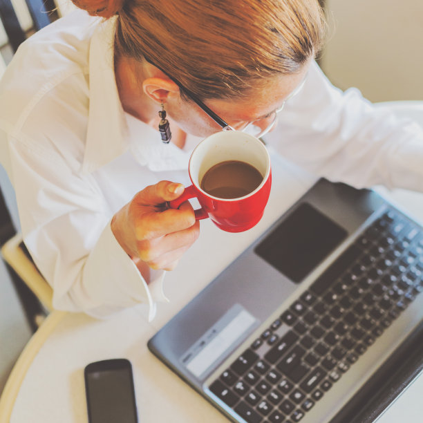 女人使用电脑图片下载
