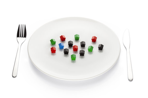 木制的玩具房子放在白色的盘子上图片下载