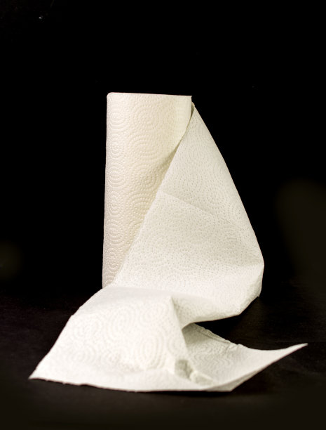 黑色背景上的卷纸巾图片下载