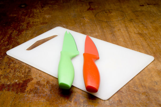 两把刀放在砧板上图片下载