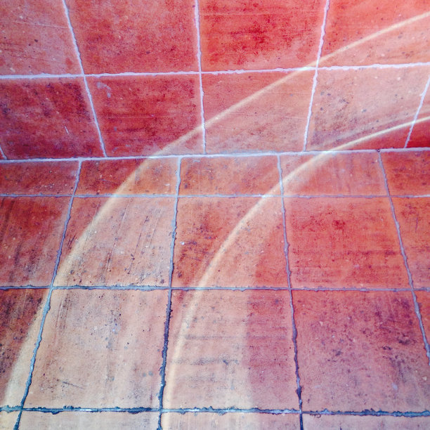 抽象的赤陶土瓷砖与阳光的溅射图片下载