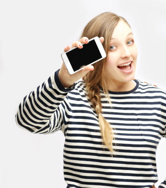 少女展示智能手机。有选择性的重点图片下载