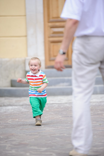 跑向父亲图片下载