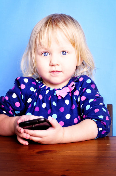 有智能手机的可爱小女孩图片下载