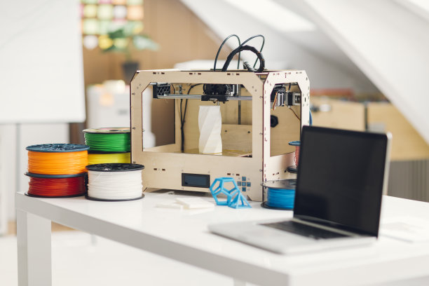 办公室里的通用3D打印机。素材图片