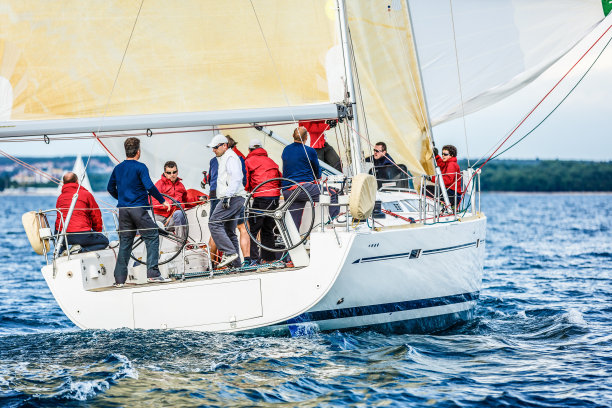 帆船赛期间帆船上的船员图片下载