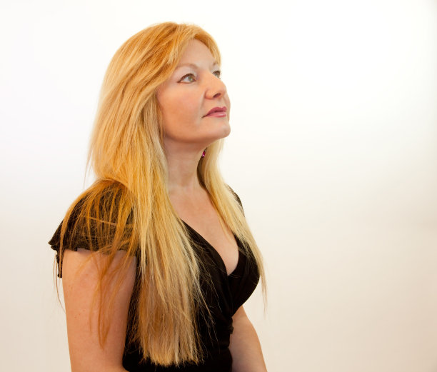 中年人的仰望图片下载