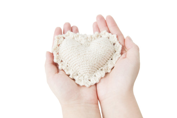 女人手中的心图片下载