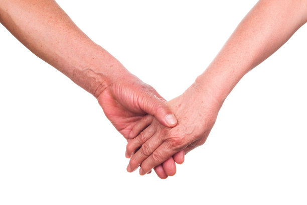 老夫妇手牵着手孤立在白色的背景图片下载