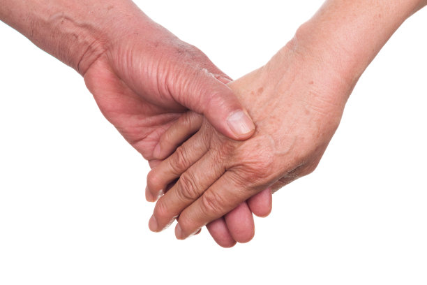 老夫妇手牵着手孤立在白色的背景图片下载