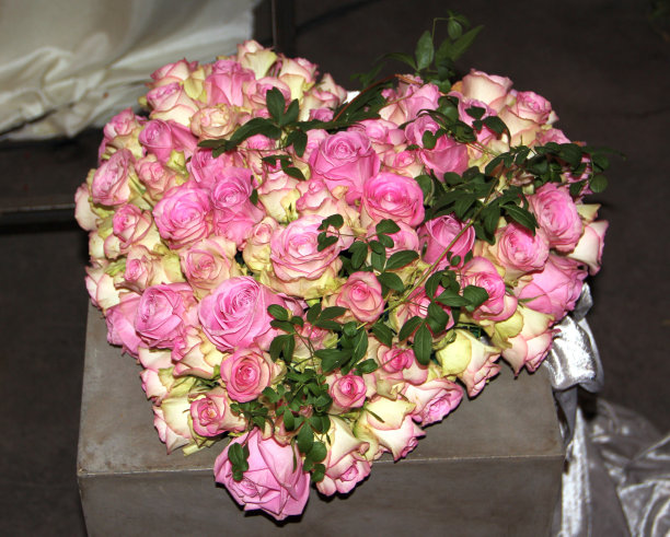 粉色玫瑰花的心图片下载